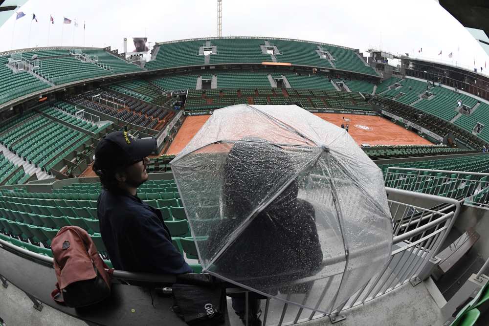 Comment se passe Roland Garros sous la pluie ?