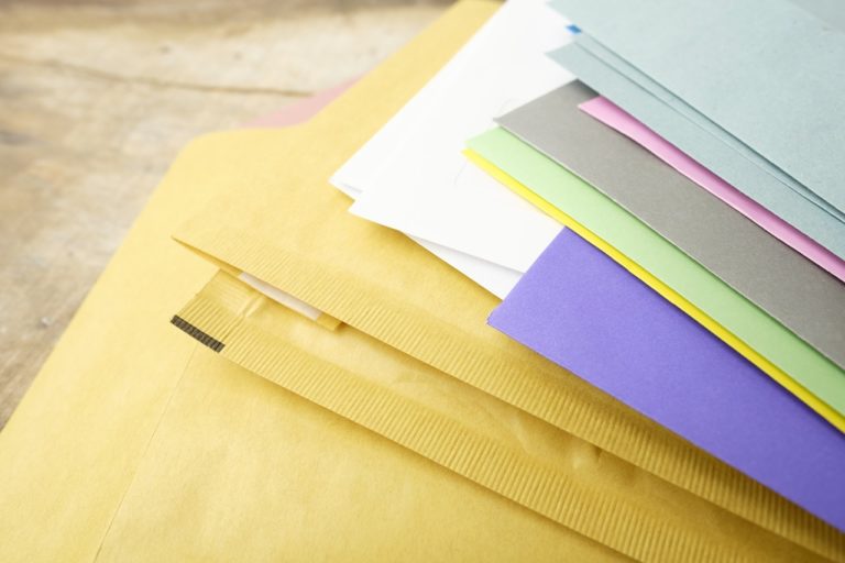 Pourquoi j’utilise des enveloppes à bulle pour protéger mes envois ?