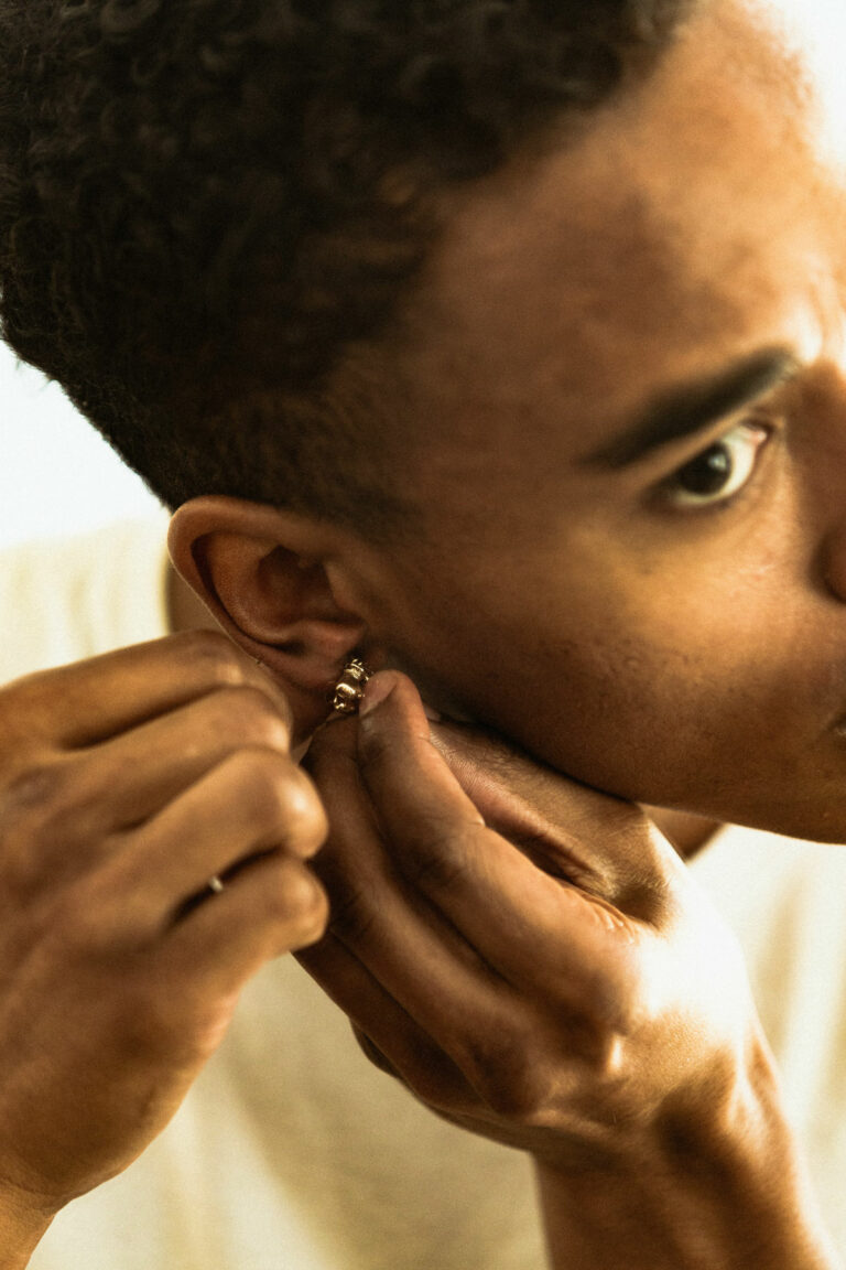 Puce d’oreille homme : comment porter ce bijou ?