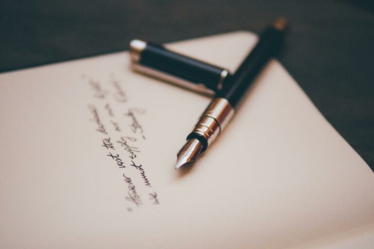 stylo plume de luxe posé sur une feuille de papier