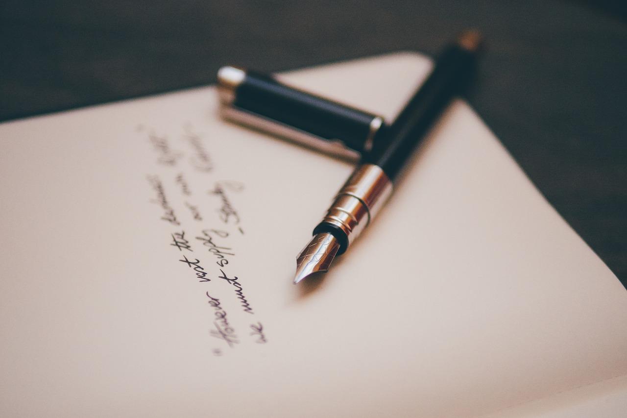 stylo plume de luxe posé sur une feuille de papier