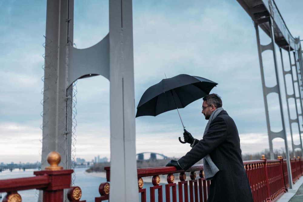 homme avec un parapluie de qualité