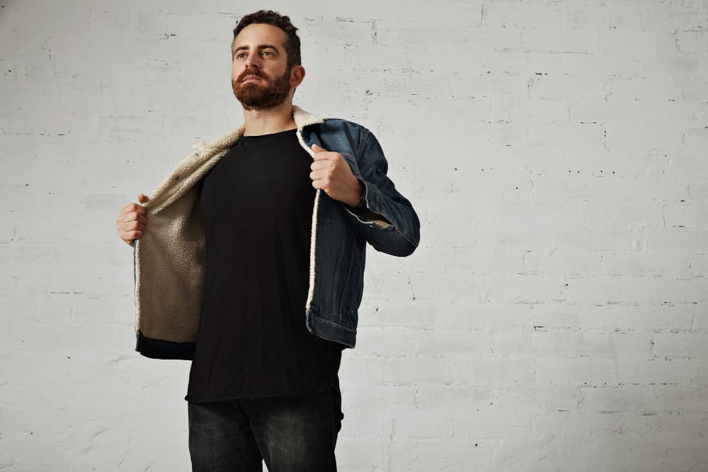 jeune homme porte une veste en jean